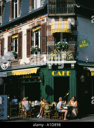 Café-Szene am Hafen von Cabourg in der Calvados Stockfoto