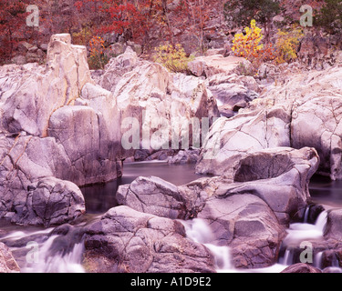 Morgendämmerung leuchten auf Shut-ins East Fork des Black River Stockfoto