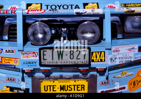 Frontstoßstange von einem australischen Ute (Nutzfahrzeug) mit amtlichen Kennzeichen, spot Lampen und Fahrer Auto im Zusammenhang mit Aufkleber und Stockfoto