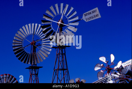 Wasser-Windmühlen Silhouette gegen blauen Himmel, australischen outback Stockfoto