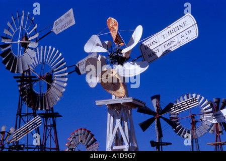 Wasser-Windmühlen Silhouette gegen blauen Himmel, australischen outback Stockfoto