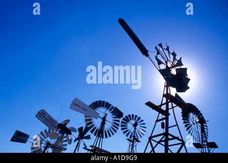 Wasser-Windmühlen Silhouette gegen blauen Himmel, australischen outback Stockfoto