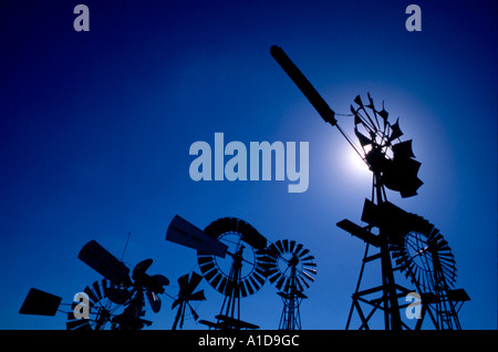 Wasser-Windmühlen Silhouette gegen blauen Himmel, australischen outback Stockfoto