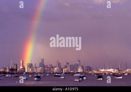 Eine Dämmerung Regenbogen über die Skyline von Melbourne aus Williamstown Wasser gegossen Stockfoto