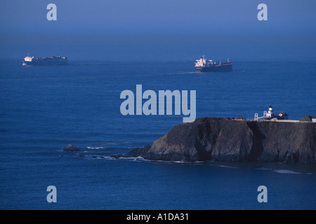 Schiffe passieren Point Bonita Lighthouse am Pazifischen Ozean am Eingang zur Bucht von San Francisco Kalifornien USA Stockfoto