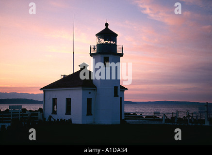 Alki Leuchtturm Alki Point West Seattle Olympic Mountains und den Puget Sound in Ferne Seattle Washington Stockfoto