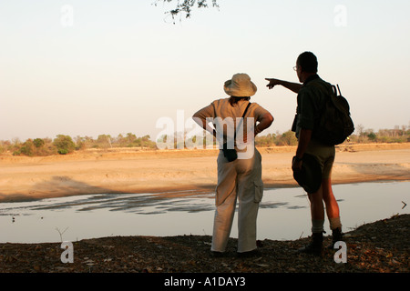 Nationalparks-Scout und namhafte Führer Robin Pope und Touristen im Luangwa-Tal in Sambia Stockfoto