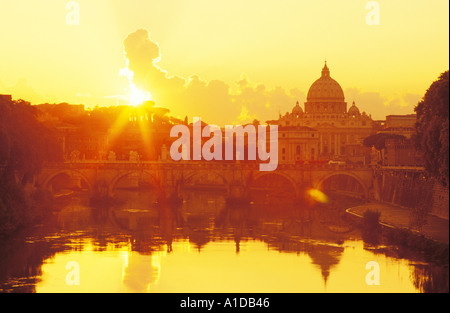 Italien Rom St. Peter-Basilika reflektiert in den Tiber bei Sonnenuntergang Stockfoto