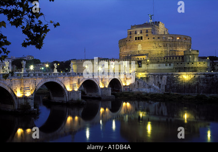 Italien Rom Castel Sant Angelo und Ponte San Angelo reflektiert im Fluss Tiber in der Morgendämmerung Stockfoto