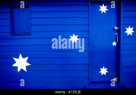 Eine kultige bunte Strandhütte auf Brighton Beach dekoriert wie die australische Flagge, Melbourne, Australien Stockfoto