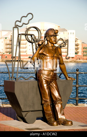 Aus der Grube zu Port Bergmann Statue Cardiff Bay South Wales, Australia Stockfoto