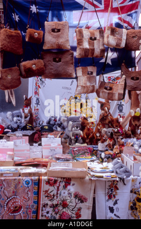 Bilderbüchern zum Verkauf an einen Markt Stall, Victoria Markets, Melbourne, Australien. Stockfoto