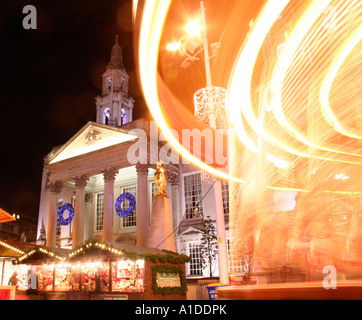 Leeds Civic Hall mit Karussell im Vordergrund Stockfoto
