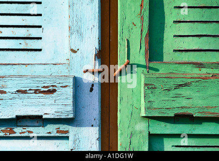 Fensterläden mit alte blaue und grüne Farbe Stockfoto