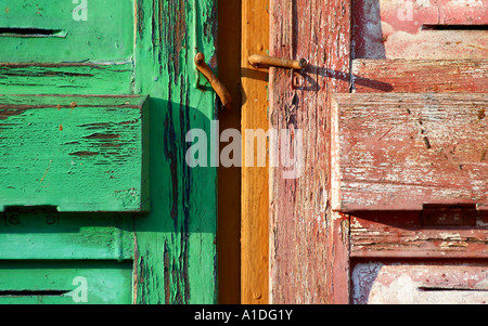 Fensterläden mit grünen und braunen Farbe Stockfoto