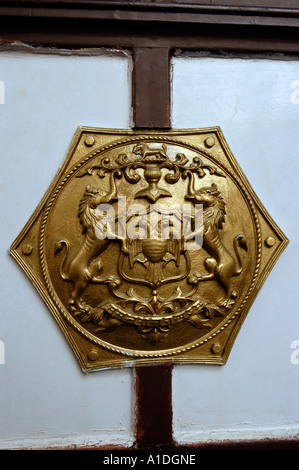 Verziertes goldenes Emblem auf dem Prince of Wales Rail Saloon, der in Indien verwendet wird, zeigt ein königliches Wappen mit Löwen und dekorativen Details. Stockfoto