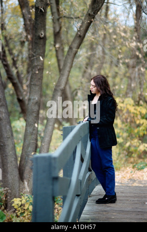 Bild von einem Mädchen warten auf einer Brücke im Herbst Stockfoto