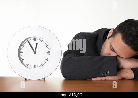 Schlafen im Büro Stockfoto