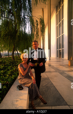 Ein Ehepaar im Ruhestand auf Urlaub warten auf die Leistung im Kennedy Center in Washington, D.C. beginnen Stockfoto