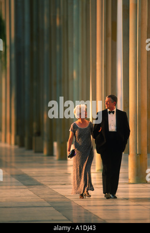 Ein Ehepaar im Ruhestand Spaziergang durch das Kennedy Center in Washington DC vor der Vorstellung Stockfoto