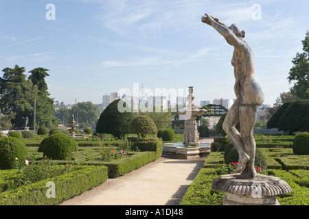 Lissabon Portugal Palacio Dos Marqueses de Fronteira Palace Gärten mit modernen Lissabon im Hintergrund Stockfoto