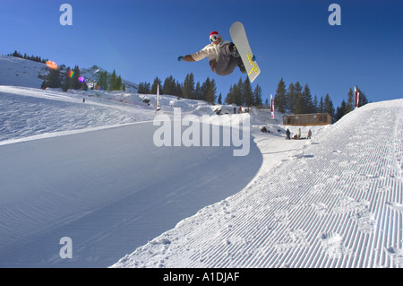Snowboarder auf half-Pipe Sprung durch Ziehen von einem Grab Avoriaz Portes Du Soleil Frankreich Luft Stockfoto