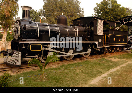 Historische Dampflokomotive F734 zu sehen. Klassische schwarze Dampfmaschine mit RMR-Markierungen, die auf Schienen in einem Museum im Freien aufbewahrt werden. Stockfoto