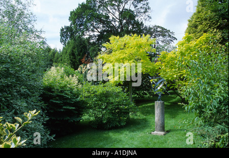 Gartenstatue Armillarsphäre auf Betonsockel im großen Garten Stockfoto