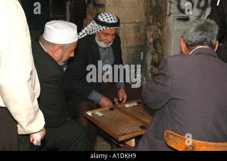 Arabische Männer spielen Backgammon in einem Café, Jerusalem, Israel-November 2005 Stockfoto