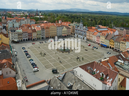 Tschechische Republik Ceske Budejovice Altstadt Blick vom Schwarzen Turm von Namesti Premysla Otakara II Plaza und Sampson s Brunnen Stockfoto