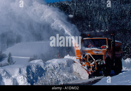 Regierung Mercedes Benz Schneegebläse im Winter, Bayerischer Wald, Niederbayern, Deutschland, Europa. Foto von Willy Matheisl Stockfoto