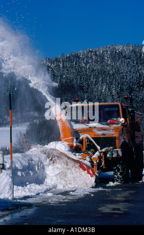 Regierung Mercedes Benz Schneegebläse im Winter, Bayerischer Wald, Niederbayern, Deutschland, Europa. Foto von Willy Matheisl Stockfoto