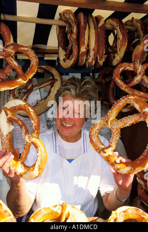 Deutschland, München, Oktoberfest, Frau mit Brezeln Stockfoto
