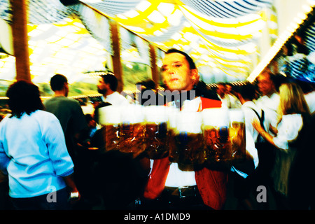 Deutschland, München, Oktoberfest, Kellner mit Bier Stockfoto