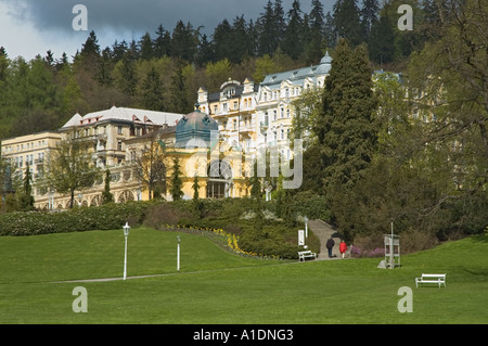 Tschechische Republik Marianske Lazne (Marienbad) städtische Park Skalnkovy Sady Blick in Richtung Kolonnade Stockfoto