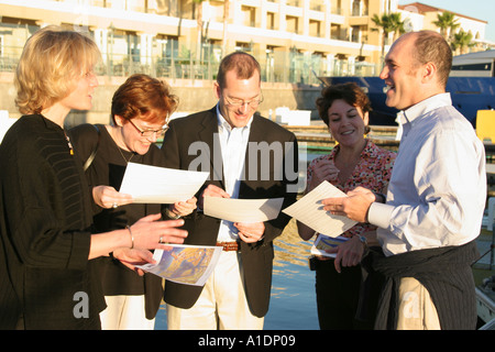 Newport Beach California, Balboa Bay Water Club und Resort, Firmenrefugium, Männer, Erwachsene, Erwachsene, Frauen, Lesen der Marina Karte, Besucher reisen Stockfoto