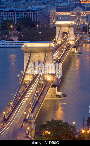 Nachtansicht der Széchenyi Kettenbrücke In Budapest die Hauptstadt von Ungarn Stockfoto