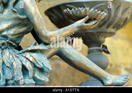 Messing Feenstatue sitzen und halten Blumen Schale Stockfoto