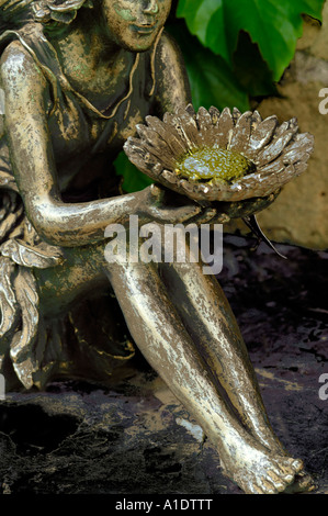 Messing Feenstatue sitzen und halten Blumen Schale Stockfoto