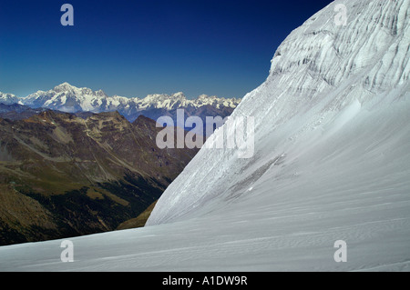 Schneebedeckte Mt Blanc Berg gesehen von Piste Gran Paradiso in Italien Alpen Stockfoto