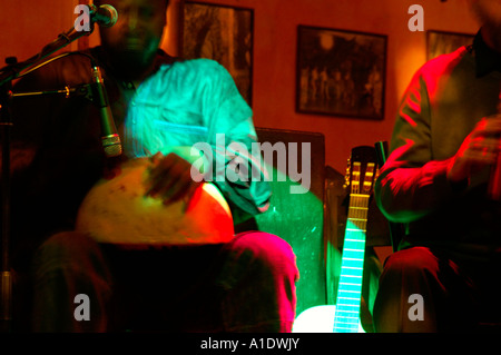 Kappe eine l Est französische Kulturfestival in der Stadt Banska Stiavnica, zwei Männer spielen Trommel und Querflöte Rohr, Sommer Slowakei 2006 Stockfoto