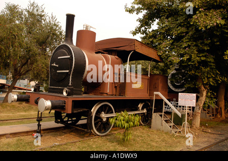 Dampflokomotive Phoenix in einem Museum mit braunem Kessel, schwarzem Schornstein und großen Rädern im Freien. Stockfoto