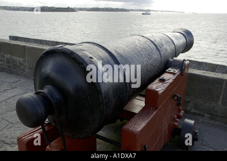 Frankreich Bretagne Saint Malo Kanone mit Blick aufs Meer auf den Wällen Stockfoto