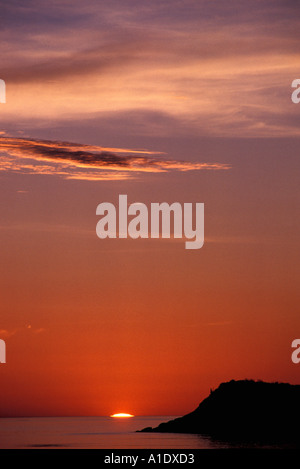 Ocean Sunset aus Spitze der Insel Orange Himmel Wolken dramatisch Stockfoto