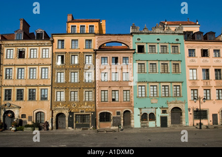 Farbenfrohe Fassaden von denkmalgeschützten Gebäuden auf dem Altstadtplatz, der zum UNESCO-Weltkulturerbe in Warschau, Mazowieckie, Polen gehört. Stockfoto