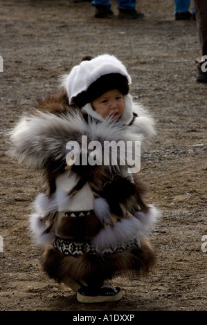 inupiat Kind bei der Frühjahrsveranstaltung Nilugatuk zum Ende einer ...