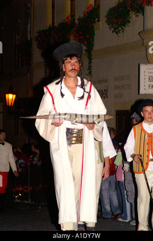 Mann in der slowakischen Folklore Tracht tragen goldene Eidechse auf Salamader Tage Festival in Banska Stiavnica, Slowakei Stockfoto