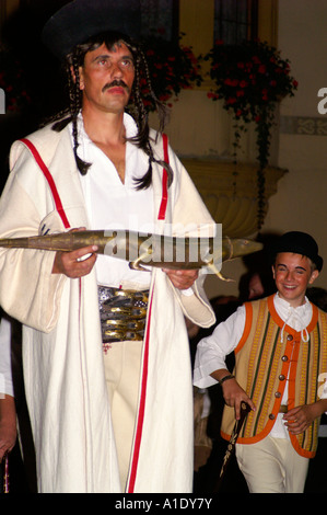 Mann in der slowakischen Folklore Tracht tragen goldene Eidechse auf Salamader Tage Festival in Banska Stiavnica, Slowakei Stockfoto