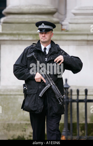 Bewaffnete Polizisten mit einer automatischen Waffe London England Vereinigtes Königreich Stockfoto