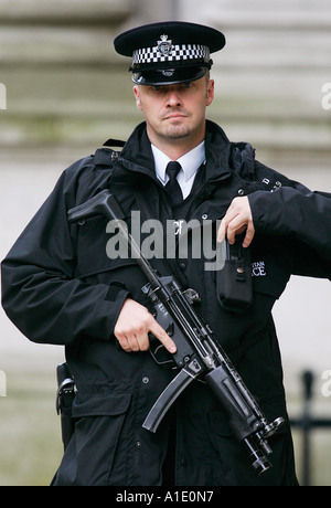 Bewaffnete Polizisten mit einer automatischen Waffe London England Vereinigtes Königreich Stockfoto